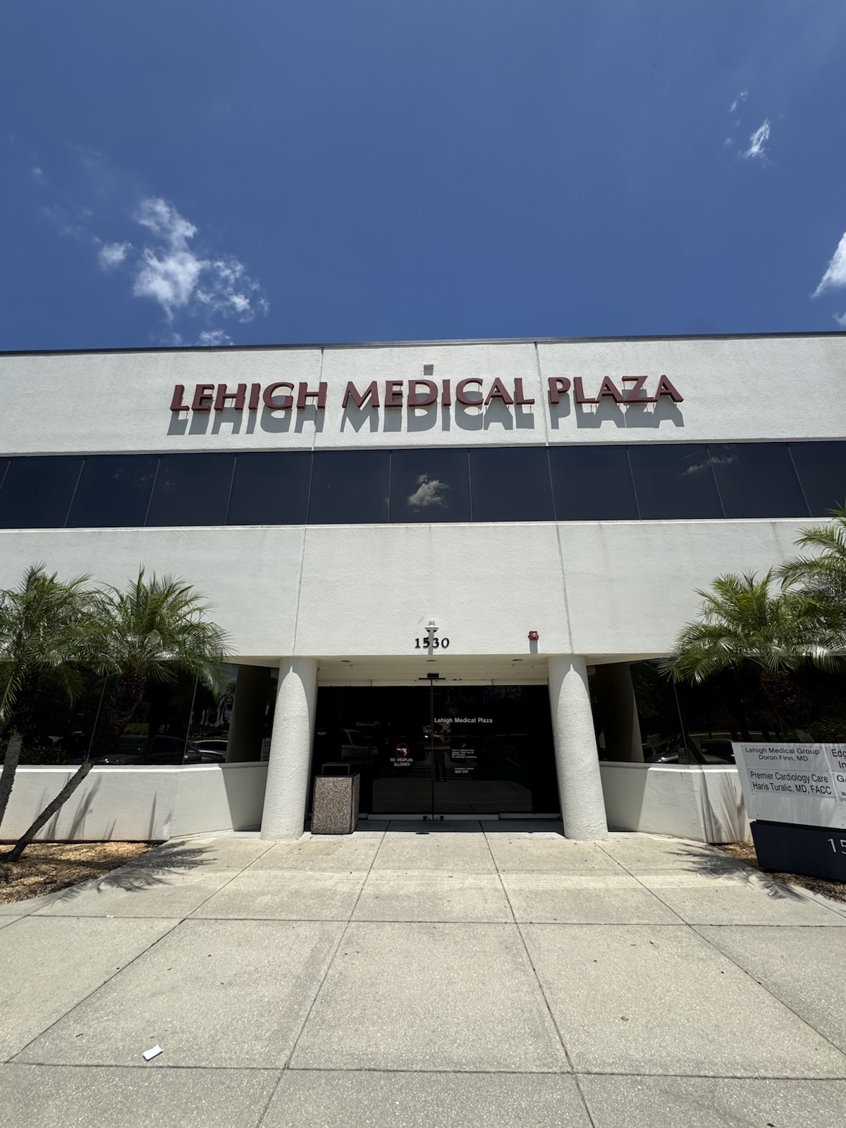 Entrada de Lehigh Medical Plaza, donde se encuentra ECIM