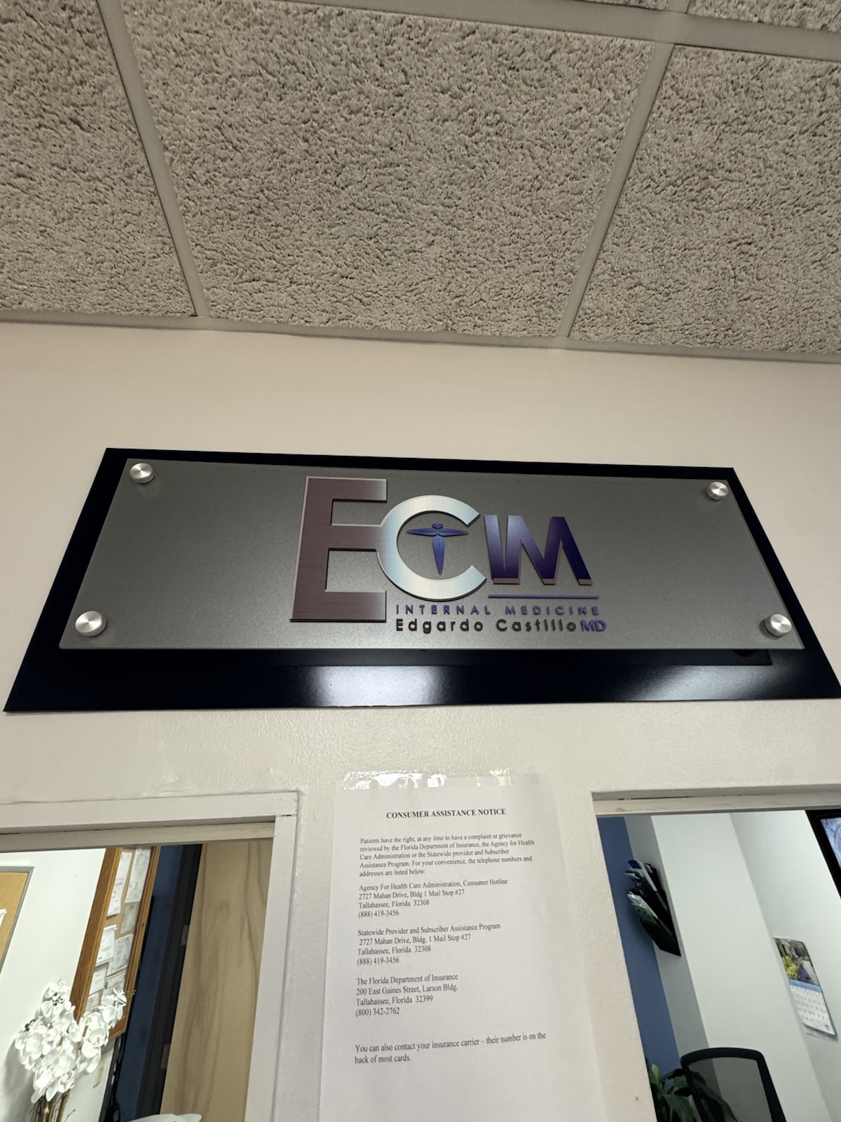 Emblema de ECIM dentro de la clínica