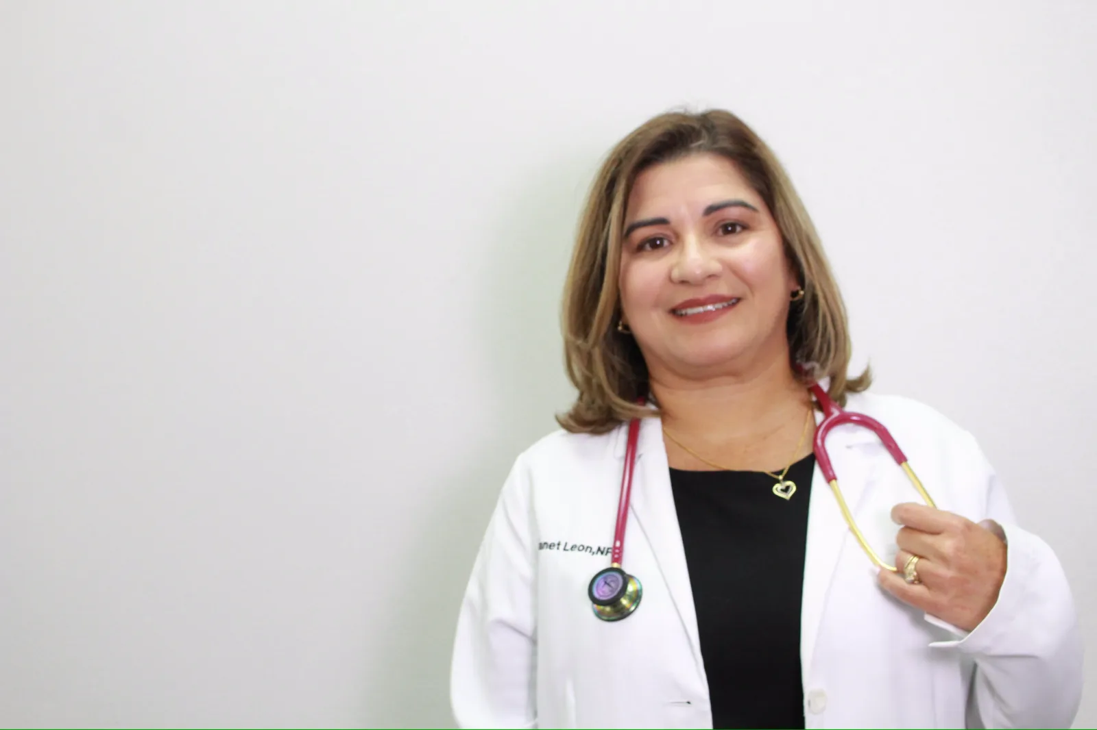 Profesional médica de ECIM con bata blanca y estetoscopio